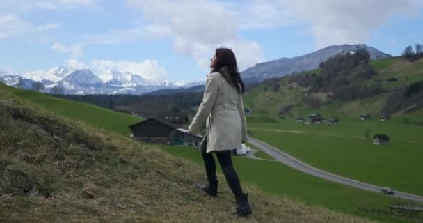 Žena Užívá Čerstvého Vzduchu Dívá Scenic Mountains Turistické Cestování Malebných — Stock video