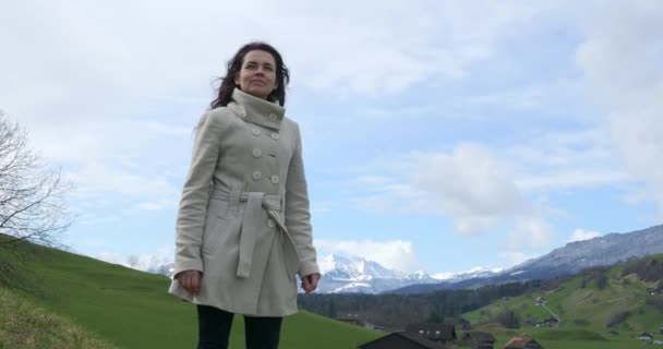 Woman Enjoys Fresh Air Watching Scenic Mountains Inglês Viagem Turística — Vídeo de Stock