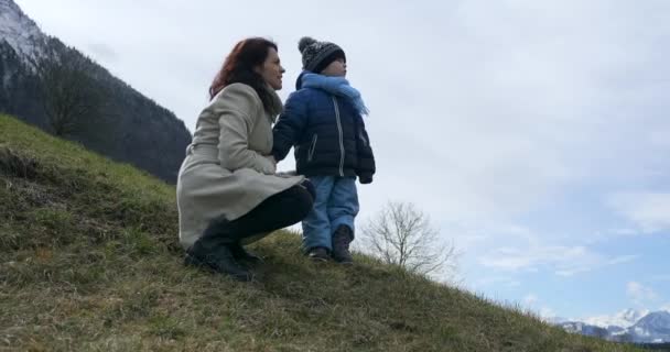 Matka Dítě Užijte Pozorování Scenic Mountains Turistické Cestování Malebných Švýcarských — Stock video