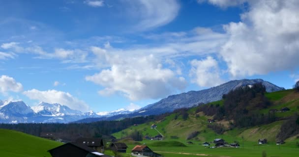 Montanhas Pitorescas Dos Alpes Country Road Paisagem Cênica Green Grass — Vídeo de Stock