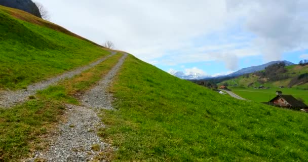 Camera Moving Walking Wzdłuż Mountain Rural Road Malowniczych Alpach Szwajcarskich — Wideo stockowe