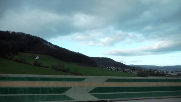 Gemeinde Itingen Schweizer Stadt Malerischen Tal Seitenblick Aus Dem Autofenster — Stockvideo