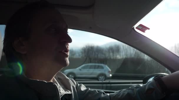 Автомобільний Водій Закликає Пасажирів Розповідати Про Країну Транспортний Засіб Шосе — стокове відео