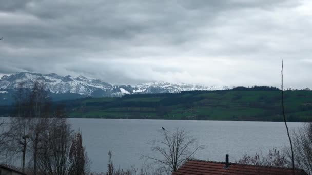 風光明媚なスイスアルプス山脈の風景 湖の近くの村 ピラタス山 スイス ヨーロッパ — ストック動画