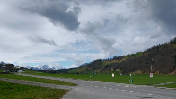 Όμορφη Landscape Country Road Στο Green Valley Ennetmoos Ελβετία Ευρώπη — Αρχείο Βίντεο