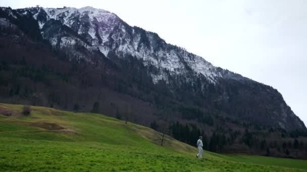 Man Enjoys Walking Scenic Mountain Peak Stanserhorn Inglês Ennetmoos Suíça — Vídeo de Stock