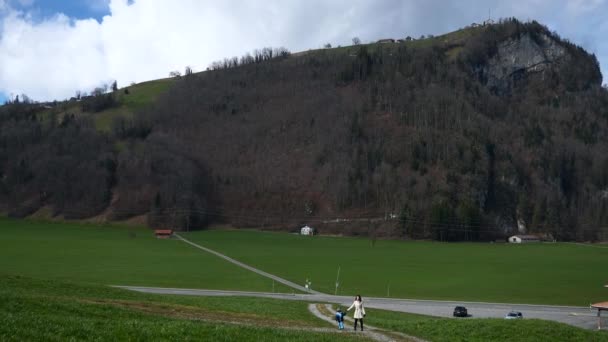 어머니와 아이들은 걷는다 관광객들은 스위스 알프스를 마을에 농장들 스위스 — 비디오