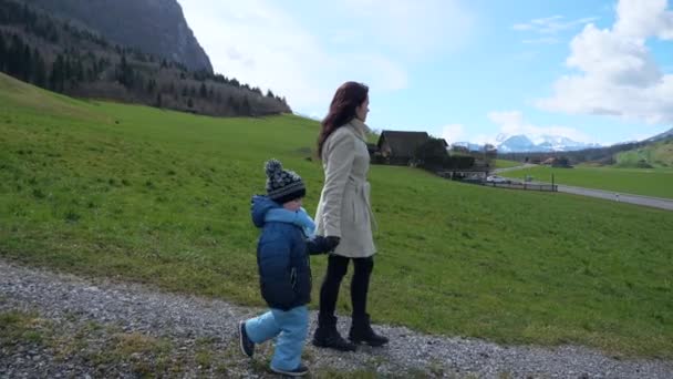 Matka Dítětem Kráčí Podél Mountain Rural Road Turisté Cestují Malebných — Stock video
