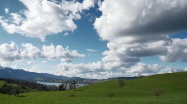 Köy yakınlarındaki Panorama Yeşil Çayırları. Manzaralı Karlı Dağ Tepeleri. Picturesque Valley Gölü Lucerne. İsviçre Avrupa. Yavaş çekim