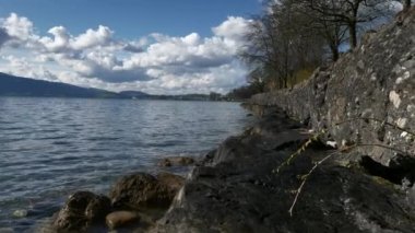 Taşlar Üzerinde POV Yürüyüşü Taşlı İskele Temiz Suyu 'nda, Rocky Shore yakınlarında. Lucerne Gölü Dağı, İsviçre Avrupa. Yavaş çekim
