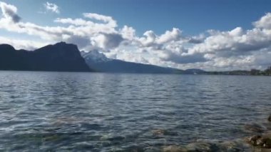 Lucerne Gölü Panorama Picturesque Dağı. Karlı Alpler, İsviçre 'nin Avrupa' sını kapladı. Yavaş çekim