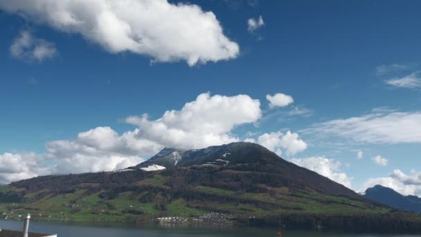 卢塞恩山湖阿尔卑斯山瑞士欧洲 在高速公路码头上从车里往外看 慢动作 — 图库视频影像