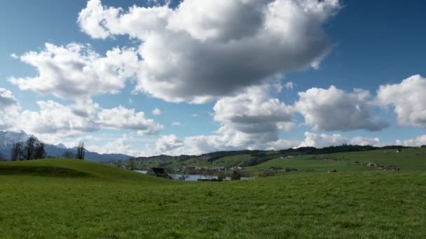 Panoráma Zöld Legelők Falu Közelében Szcenírozott Hósapkás Hegycsúcsok Festői Szépségű — Stock videók