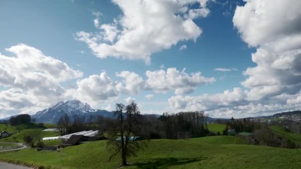 Panorama Green Pastures Bij Village Scenic Besneeuwde Bergtoppen Het Pittoreske — Stockvideo