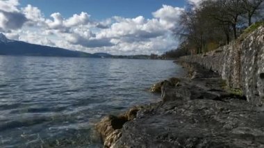 Taşlar Üzerinde POV Yürüyüşü Taşlı İskele Temiz Suyu 'nda, Rocky Shore yakınlarında. Lucerne Gölü Dağı, İsviçre Avrupa. Yavaş çekim