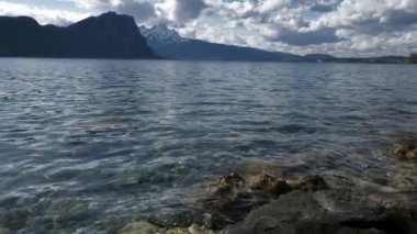 Lucerne Gölü Panorama Picturesque Dağı. Karlı Alpler, İsviçre 'nin Avrupa' sını kapladı. Yavaş çekim