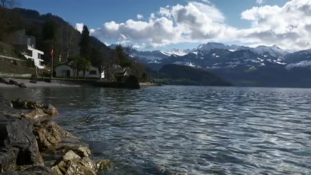 パノラマ絵のような山の湖ルツェルン 風光明媚な雪のアルプススイスヨーロッパキャップ スローモーション — ストック動画