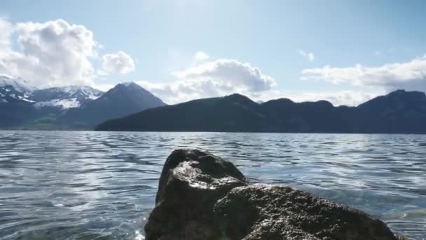 近くのきれいなきれいな澄んだ水ストーニーショアの近く 山湖ルツェルンスイスヨーロッパ スローモーション — ストック動画
