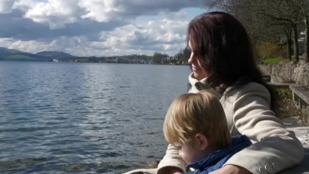 美丽的年轻母亲和儿子在风景如画的卢塞恩山湖畔休息 风景阿尔卑斯山瑞士欧洲 慢动作 — 图库视频影像