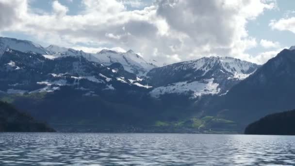 パノラマ絵のような山の湖ルツェルン 風光明媚な雪のアルプススイスヨーロッパキャップ スローモーション — ストック動画