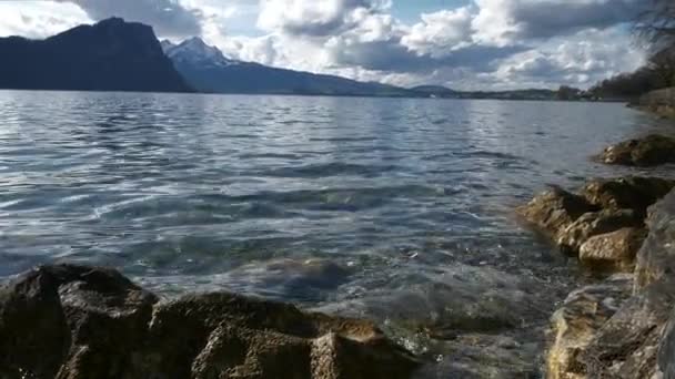 Close Clean Clear Water Bij Stony Shore Mountain Lake Luzern — Stockvideo