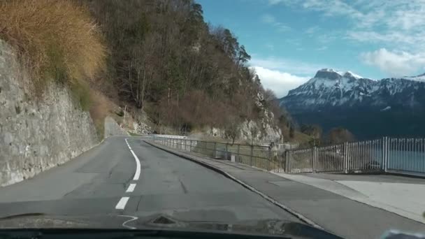山道に沿って車で旅行 美しいスイスアルプスのPovフロントガラスフードビュー 春スイスヨーロッパ スローモーション — ストック動画