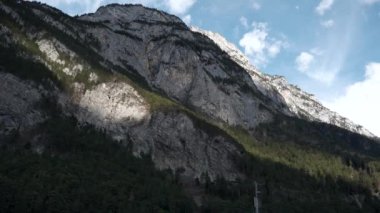 Balmeten Manzaralı Dağ Tepesi 'ne yakın çekim. İsviçre Alpleri. İsviçre Avrupa. Ağır çekim - Otomobille Seyahat