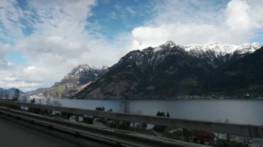 Mountain Lake Lucerne 'de. Alpler, İsviçre Avrupa. Otoyol rıhtımında hareket halindeki araba manzarası. Yavaş çekim