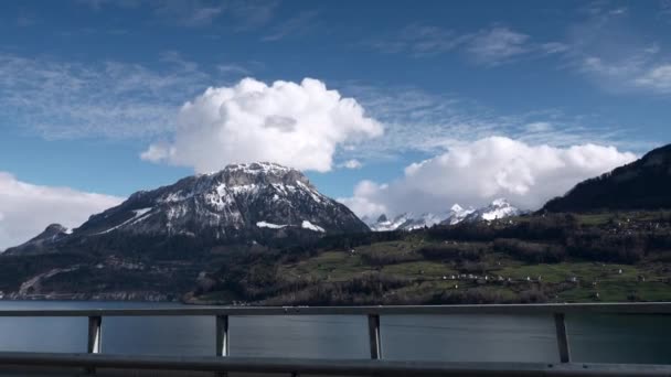 卢塞恩湖附近的风景雪峰 阿尔卑斯山瑞士欧洲 在高速公路码头上从车里往外看 慢动作 — 图库视频影像