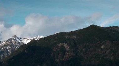 Panorama Picturesque İsviçre Alpleri. Manzaralı Karlı Dağ Tepeleri. İsviçre Avrupa. Yavaş çekim