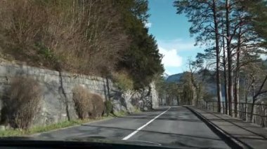 Dağ yolu boyunca arabayla seyahat etmek. POV ön cam kapüşonlu kapüşonlu fotoğraf İsviçre Alpleri 'nde. İlkbahar İsviçre Avrupa. Yavaş çekim