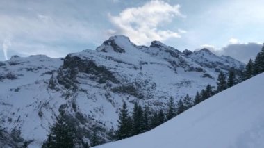 Hoch Geissberg. Resimli İsviçre Alpleri. Manzaralı Karlı Dağ Tepeleri. İsviçre Avrupa. Yavaş çekim