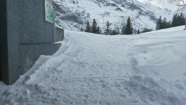 Pov Touristische Wanderberge Die Mit Schnee Bedeckt Sind Verlassenes Leeres — Stockvideo