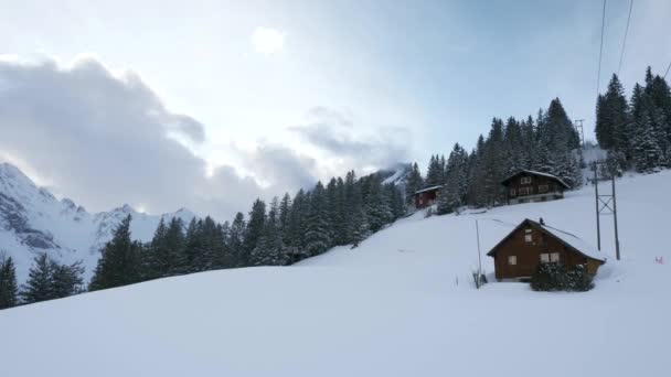 空旷的空旷的滑雪胜地 科罗纳威斯流行病封锁 高山上覆盖着白雪 风景如画的瑞士阿尔卑斯山 风景雪封了峰 瑞士欧洲 慢动作 — 图库视频影像