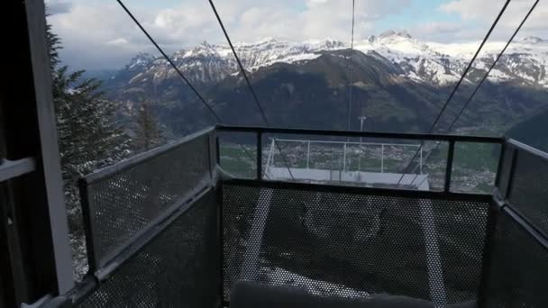 View Gondola Lift Station Top Mountain Picturesque Valley Scenic Snowcapped — Stock Video