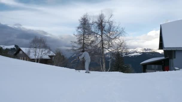 Volwassen Man Leert Skiën Berg Bedekt Met Sneeuw Schilderachtige Zwitserse — Stockvideo