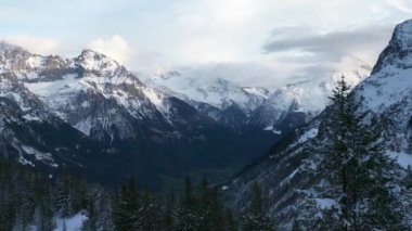 Panorama Balmeten - Witenalpstock - Chli Windgallen - Hoch Geissberg Dağları. Resimli İsviçre Alpleri. Manzaralı Karlı Tepeler. İsviçre Avrupa. Yavaş çekim