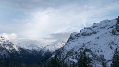 Panorama Oberalpstock - Witenalpstock - Chli Windgallen - Bristen - Hoch Geissberg Dağları. Resimli İsviçre Alpleri. Manzaralı Karlı Tepeler. İsviçre Avrupa. Yavaş çekim