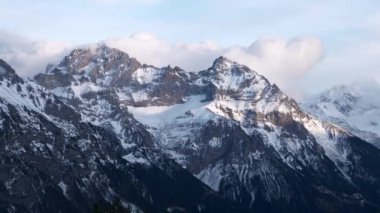 Panorama Balmeten - Witenalpstock - Chli Windgallen - Hoch Geissberg Dağları. Resimli İsviçre Alpleri. Manzaralı Karlı Tepeler. İsviçre Avrupa. Yavaş çekim