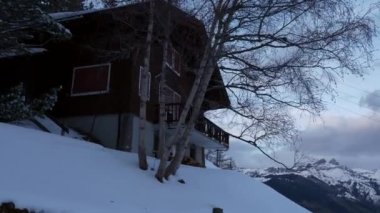 Terk Edilmiş Boş Kayak Tesisi. Coronavirus Salgını Kilitlemesi. Dağlar karla kaplı. Resimli İsviçre Alpleri. Manzaralı Karlı Tepeler. İsviçre Avrupa. Yavaş çekim