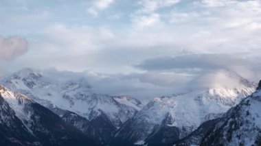 Panorama Balmeten - Witenalpstock - Chli Windgallen - Hoch Geissberg Dağları. Resimli İsviçre Alpleri. Manzaralı Karlı Tepeler. İsviçre Avrupa. Yavaş çekim