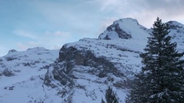 Panorama Balmeten - Witenalpstock - Chli Windgallen - Hoch Geissberg Dağları. Resimli İsviçre Alpleri. Manzaralı Karlı Tepeler. İsviçre Avrupa. Yavaş çekim