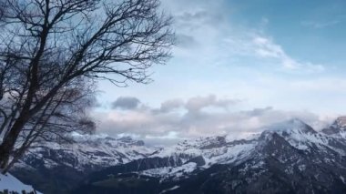 Panorama Balmeten - Witenalpstock - Chli Windgallen - Hoch Geissberg Dağları. Resimli İsviçre Alpleri. Manzaralı Karlı Tepeler. İsviçre Avrupa. Yavaş çekim