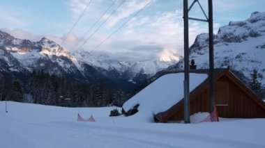 Terk Edilmiş Boş Kayak Tesisi. Coronavirus Salgını Kilitlemesi. Dağlar karla kaplı. Resimli İsviçre Alpleri. Manzaralı Karlı Tepeler. İsviçre Avrupa. Yavaş çekim