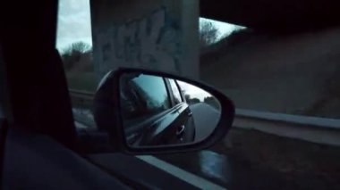 4K 60p Yan Ayna Görünümü. Boş Otoyol, Suburban Yolu. Coronavirus Karantina 'yı kilitledi. Araç durağıyla seyahat ediyor. Fransa Avrupa.
