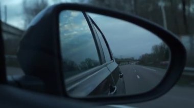4K 60p Yan Ayna Görünümü. Boş Otoyol, Suburban Yolu. Coronavirus Karantina 'yı kilitledi. Araç durağıyla seyahat ediyor. Fransa Avrupa.