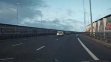 Şehir Otobanı 'nda 4K 60p Bulanık Araç Trafik. Ön cam Hood Manzarası. İlkbahar 2020