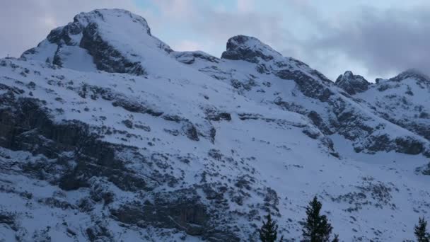ホッホ ゲイスバーグ 絵のように美しいスイスアルプス 風光明媚な雪の山のピークキャップ スイス ヨーロッパ スローモーション — ストック動画