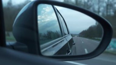 4K 60p Yan Ayna Görünümü. Boş Otoyol, Suburban Yolu. Coronavirus Karantina 'yı kilitledi. Araç durağıyla seyahat ediyor. Fransa Avrupa.