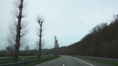 4K 60p Boş Otoyol Suburban Yolu. Coronavirus Karantina 'yı kilitledi. Araba Önlüğü Başlıklı Kız 'ın yanından geçiyoruz. Fransa Avrupa